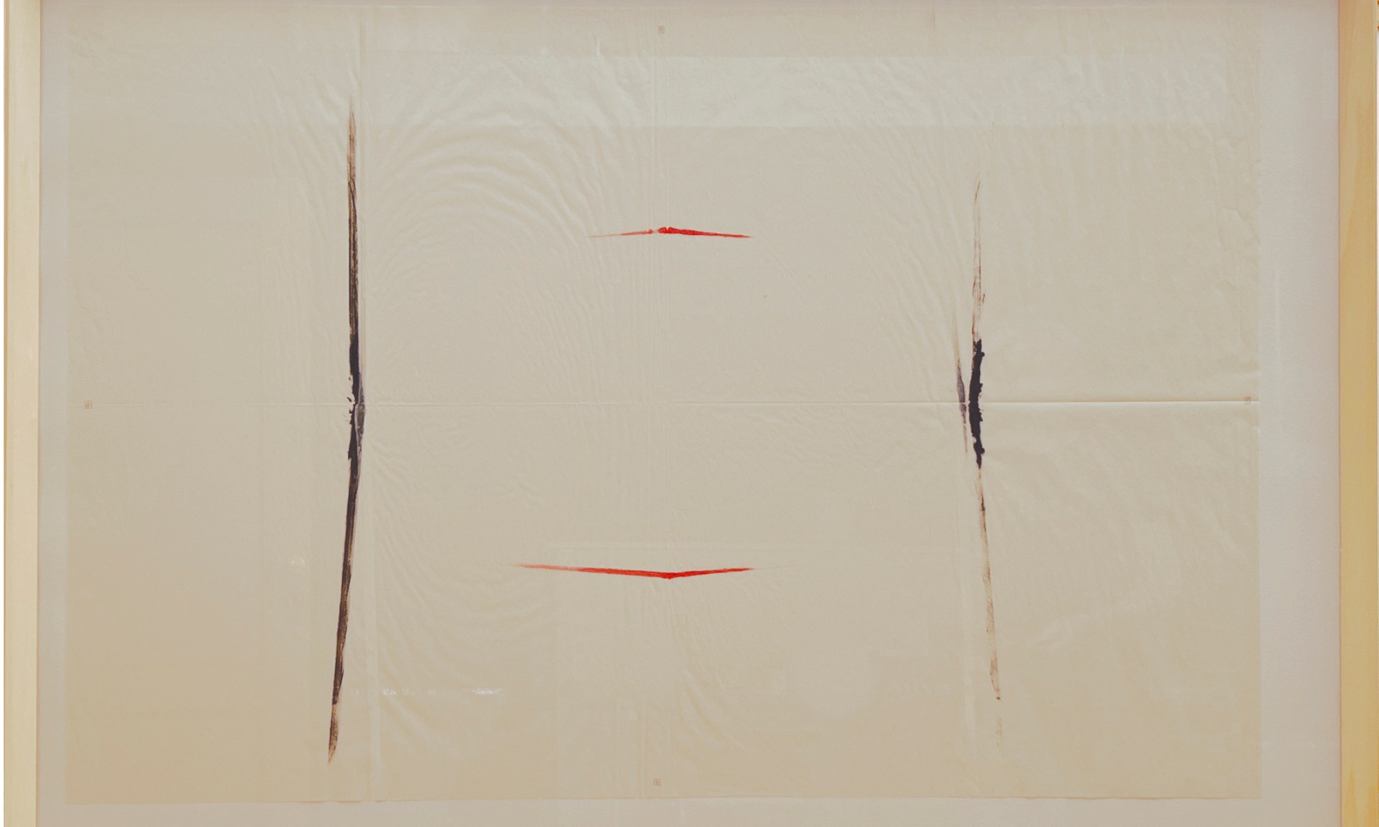 inicio una serie con elementos mínimos puestos en relación. El papel muy frágil absorbe la materia depositada de manera irregular y los trazos reflejan la trayectoria de su mismo hacer. Los trazos convertidos ya en signos se relacionan entre sí por campos de fuerzas que pugnan por conectarse o repelerse en medio del vacío perfecto del papel.